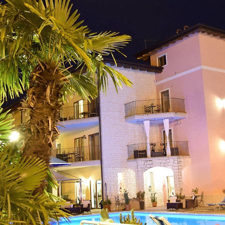 Residenza Le Due Torri Aparthotel Riva del Garda Bagian luar foto
