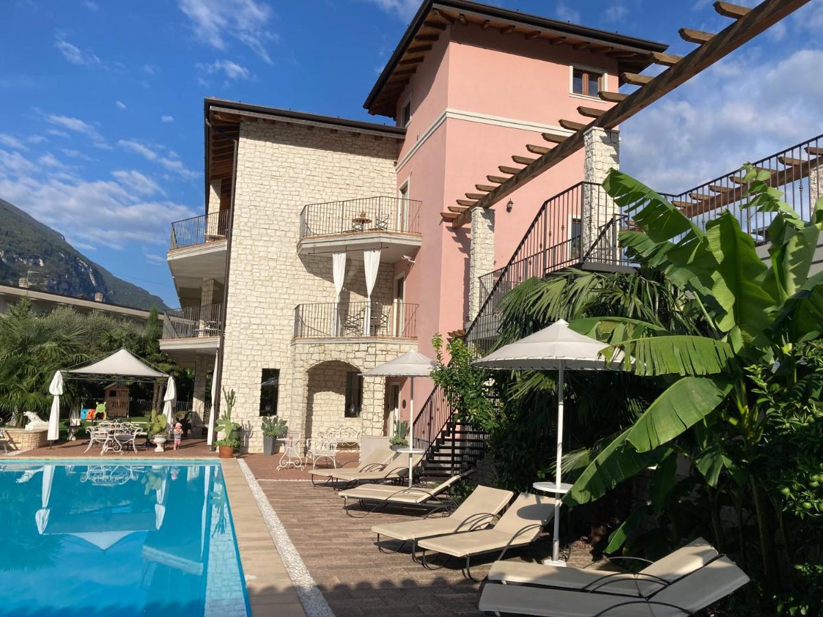 Residenza Le Due Torri Aparthotel Riva del Garda Bagian luar foto