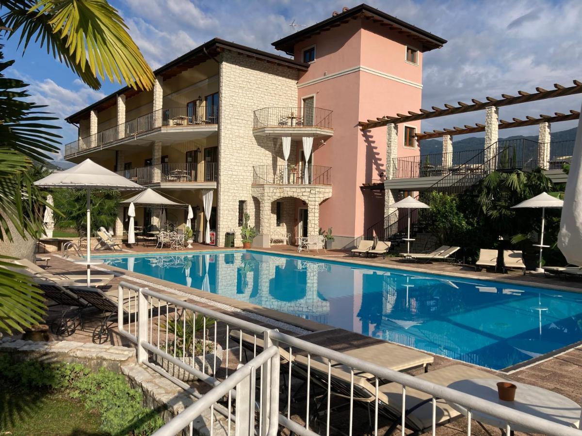 Residenza Le Due Torri Aparthotel Riva del Garda Bagian luar foto