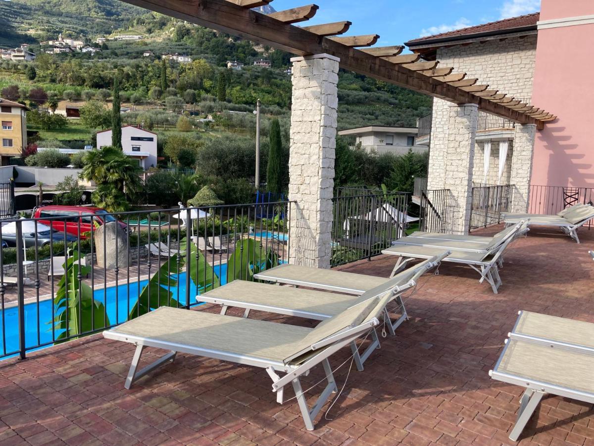 Residenza Le Due Torri Aparthotel Riva del Garda Bagian luar foto