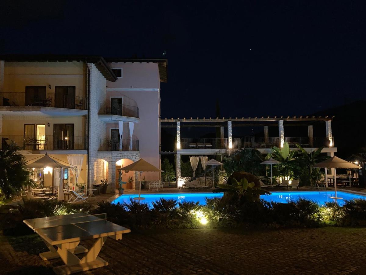 Residenza Le Due Torri Aparthotel Riva del Garda Bagian luar foto
