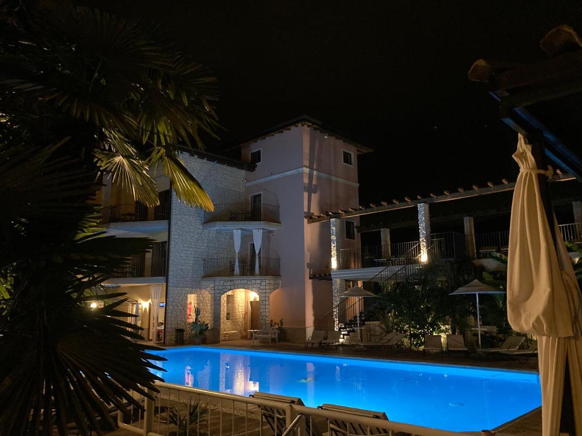 Residenza Le Due Torri Aparthotel Riva del Garda Bagian luar foto