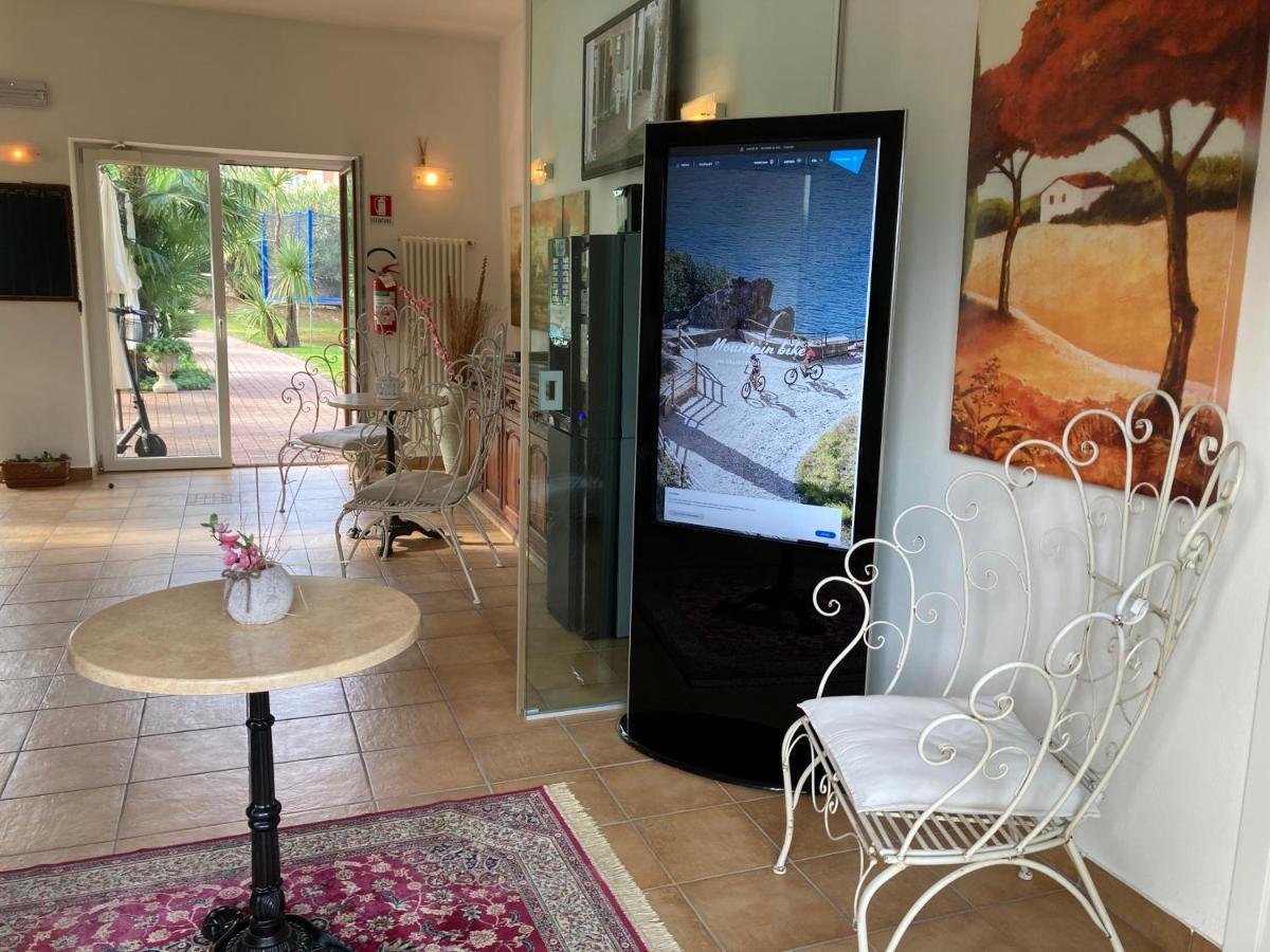Residenza Le Due Torri Aparthotel Riva del Garda Bagian luar foto