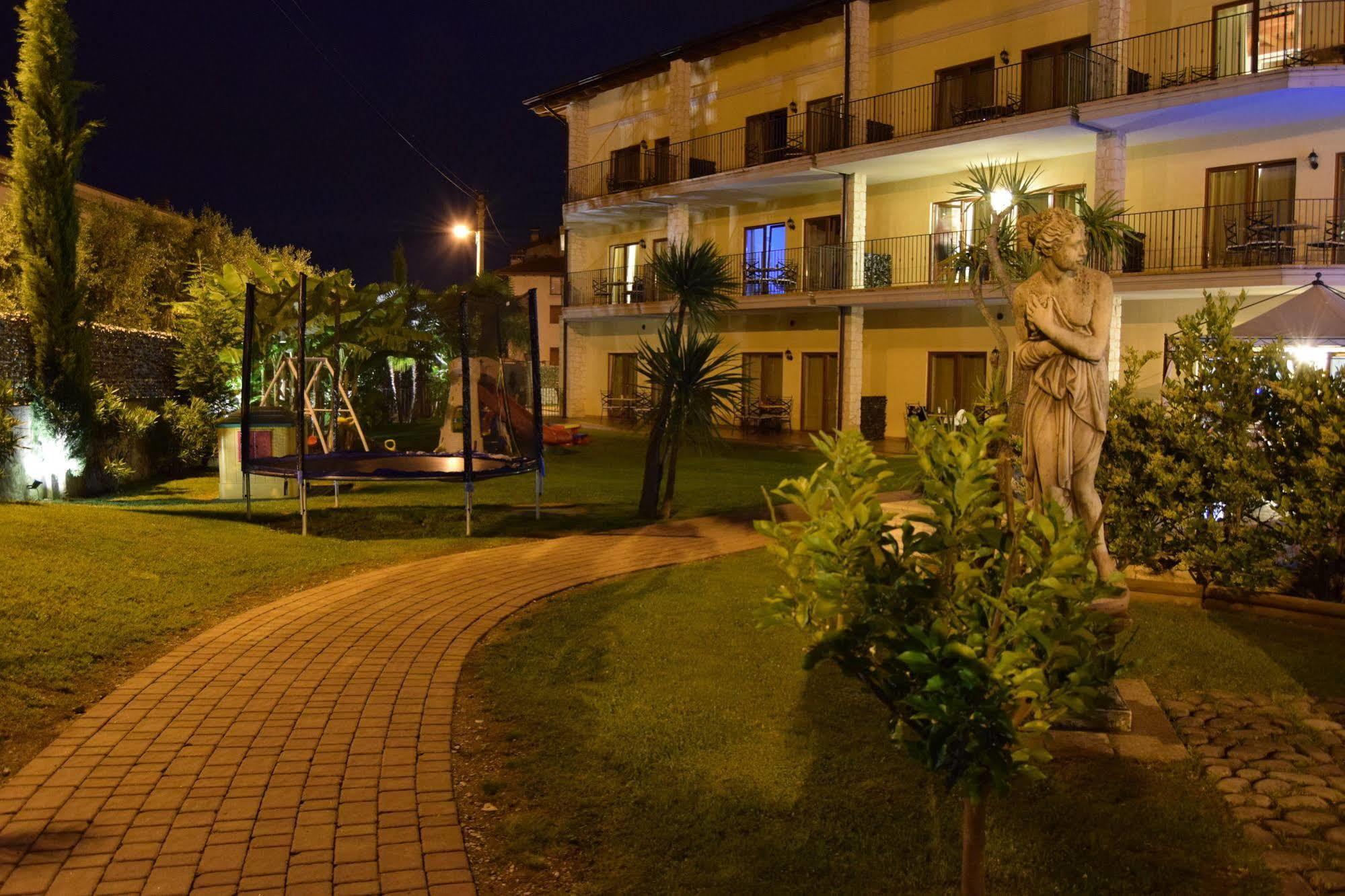 Residenza Le Due Torri Aparthotel Riva del Garda Bagian luar foto