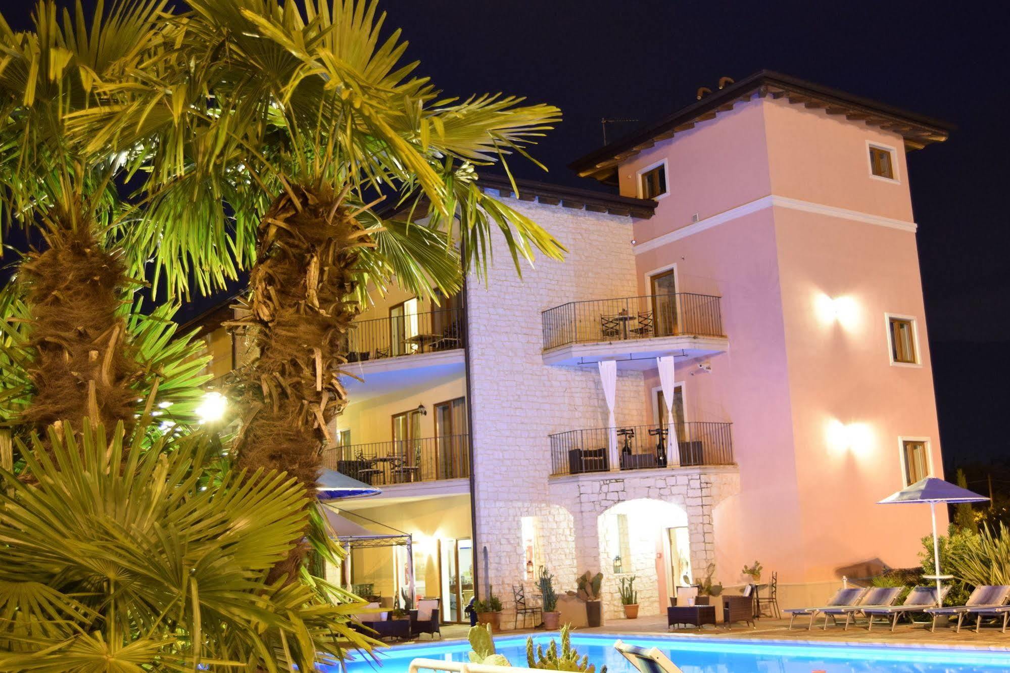 Residenza Le Due Torri Aparthotel Riva del Garda Bagian luar foto