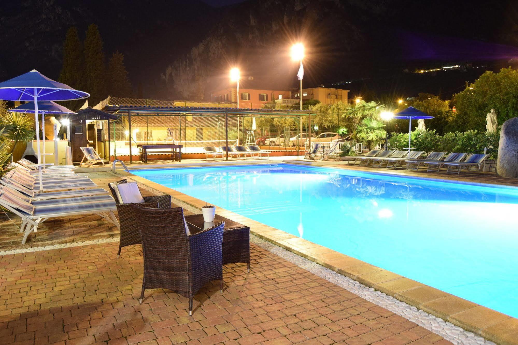 Residenza Le Due Torri Aparthotel Riva del Garda Bagian luar foto