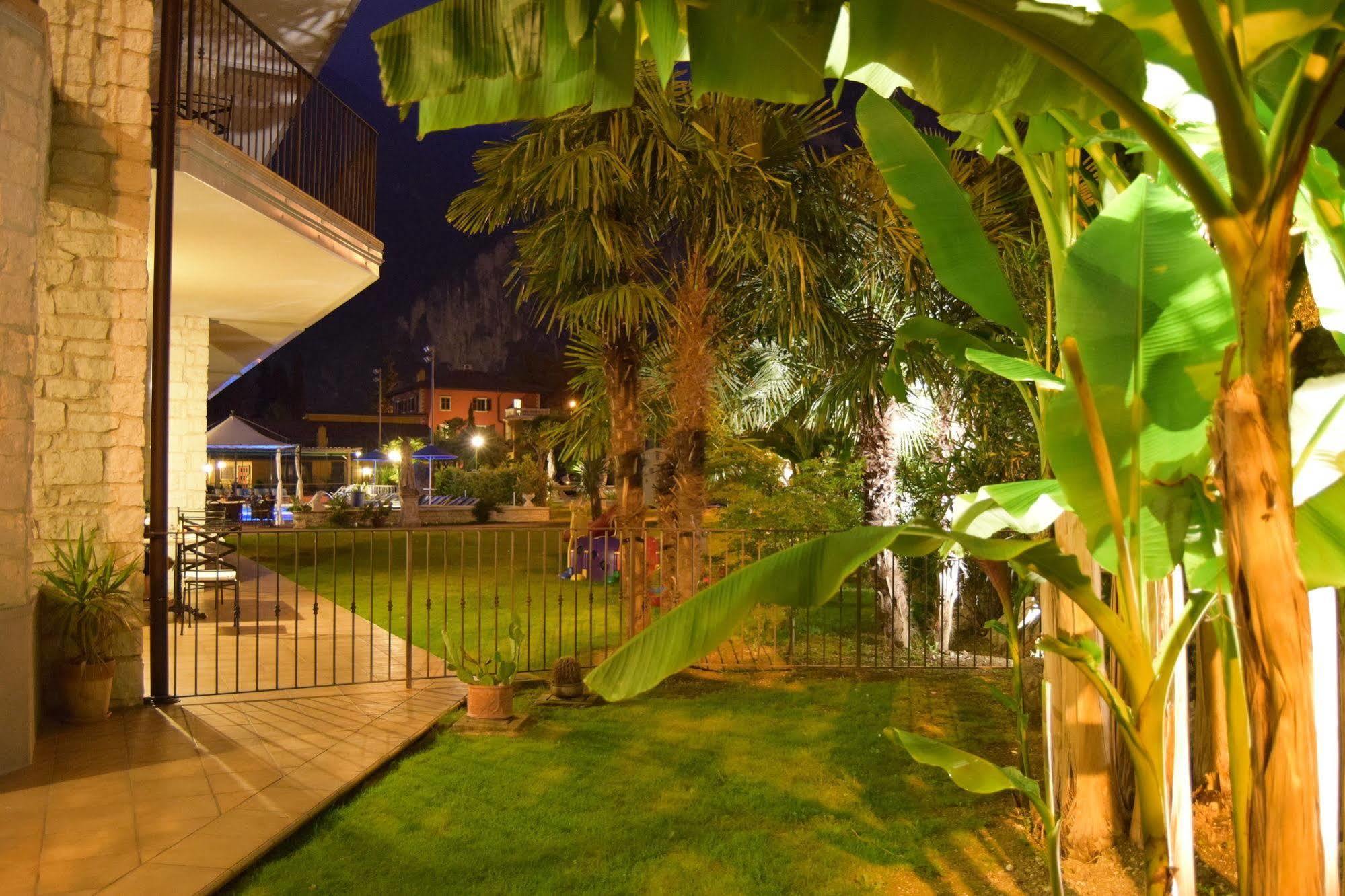 Residenza Le Due Torri Aparthotel Riva del Garda Bagian luar foto