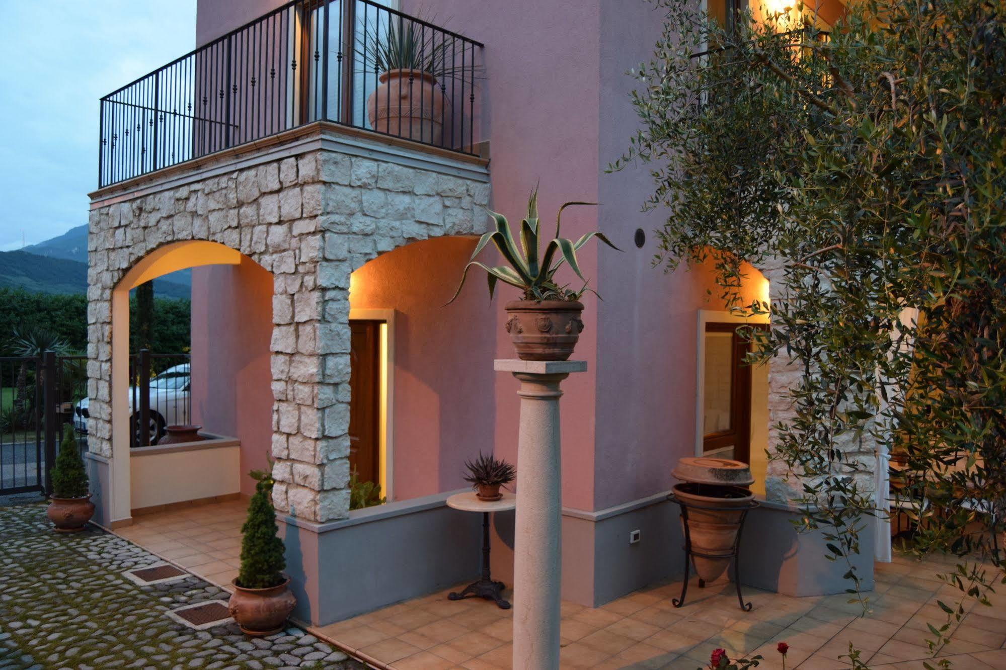 Residenza Le Due Torri Aparthotel Riva del Garda Bagian luar foto